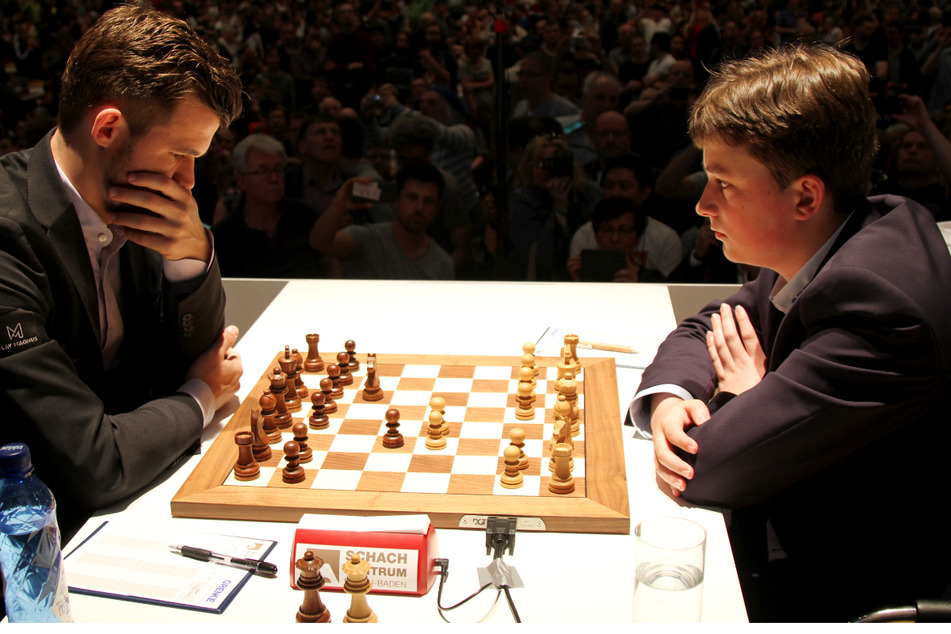 Weltmeister Magnus Carlsen (32, links) behielt im direkten Duell gegen Vincent Keymer (18, rechts) die Oberhand. (Archivbild)