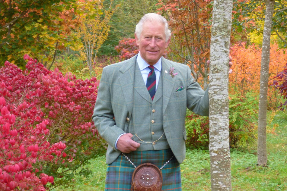 Prinz von Wales (72), steht im Garten seiner Residenz Clarence House.