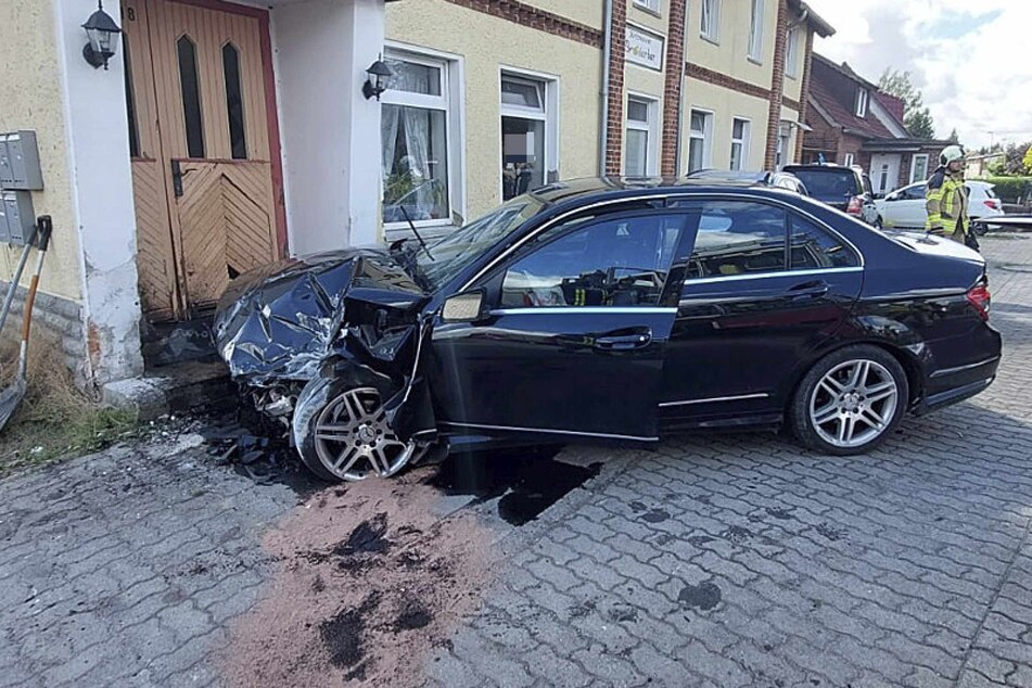 Der Mercedes war mit voller Wucht in den Eingangsbereich des Hauses gekracht.