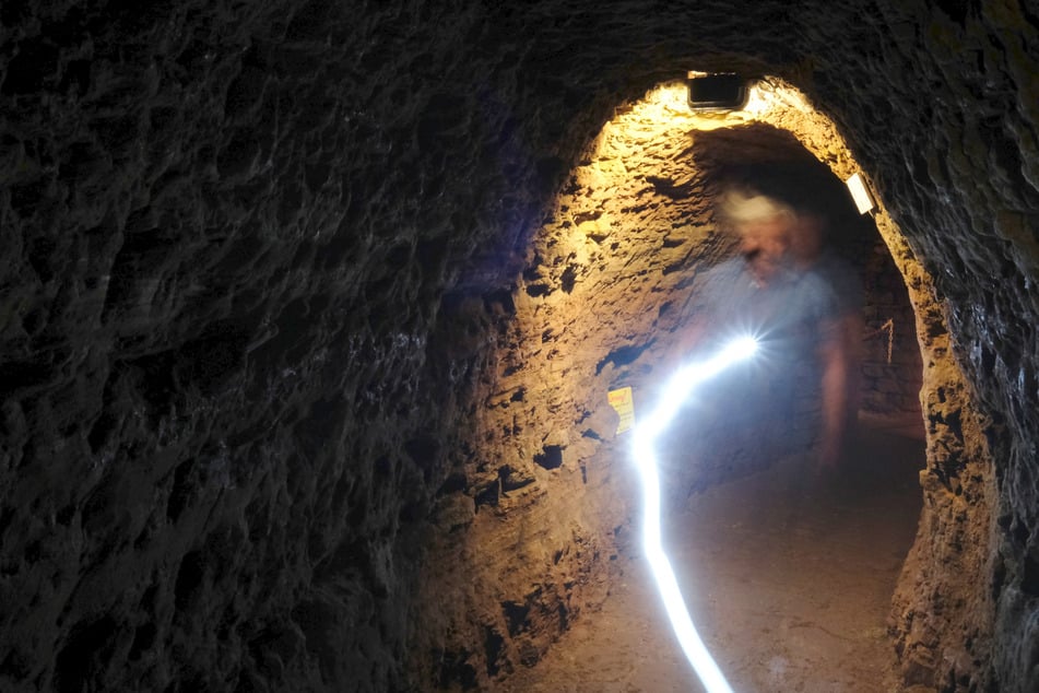 Notruf aus 32 Metern Tiefe: Junge Männer klettern illegal in Lava-Tunnelsystem und müssen gerettet werden