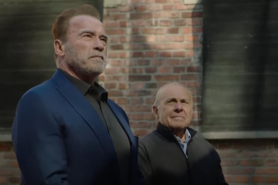 Schwarzenegger (l.) berichtete, der Besuch in Auschwitz sei einer der "dunkelsten Momente" seines Lebens gewesen.