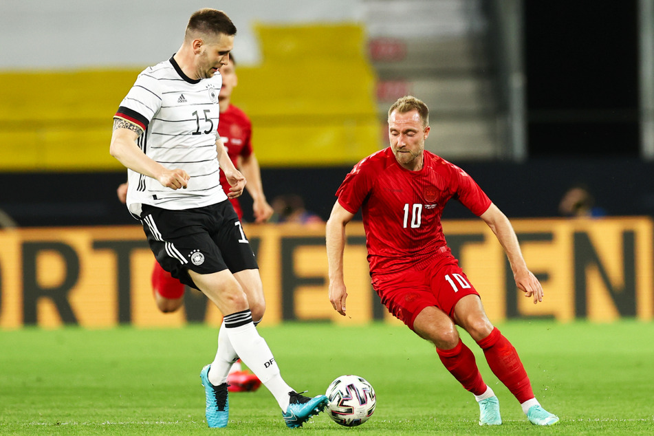 Christian Eriksen (29, r.), hier im Testkick am 2. Juni 2021 vor der EM gegen Deutschland um Niklas Süle, hat mittlerweile 109 Länderspiele für Dänemark absolviert und an vier großen Turnieren teilgenommen.