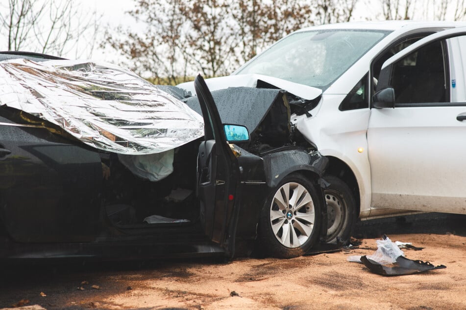 Vater stirbt, Sohn schwer verletzt: Frontalcrash auf Bundesstraße