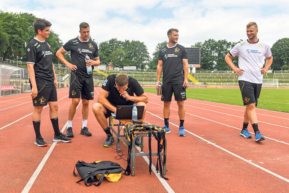 Auswertung am Laptop, von links: Vincent Klepp, Rene Zobel, Trainer Rico Göde, Christoph Neuhold und Michael Schulz.