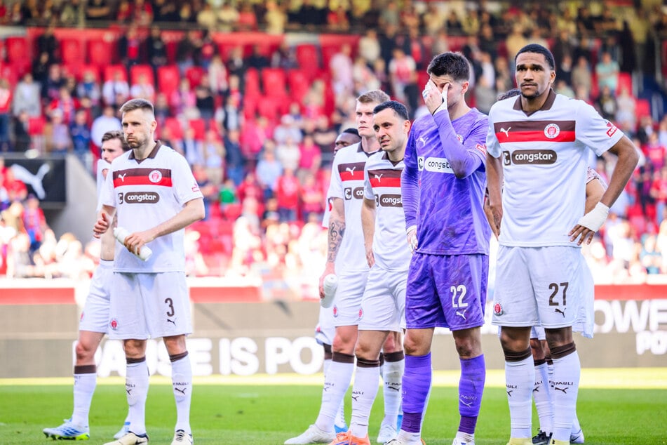 Der FC St. Pauli muss im Kampf um den Klassenerhalt vorerst auf Karol Mets (32, l) und Manolis Saliakas (29, M) verzichten.
