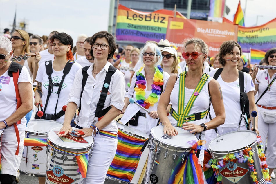 Der Veranstalter rechnet mit bis zu 60.000 Teilnehmerinnen und Teilnehmern sowie Hunderttausenden Zuschauerinnen und Zuschauern bei der CSD-Parade am Sonntag. (Archivbild)