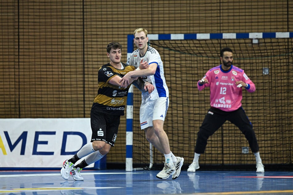 Oliver Seidler (27, l.) kämpfte vergangene Saison im Pokal gegen Hamburgs Einar Olafsson verbissen am Kreis.