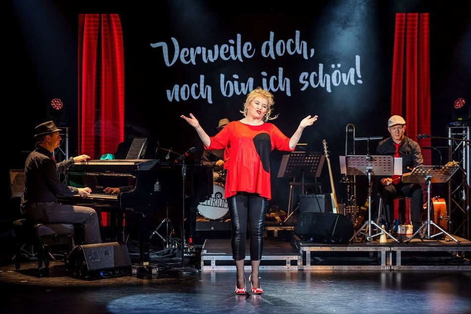 "Verweile doch, noch bin ich schön!" ist Birgit Schallers drittes Soloprogramm.