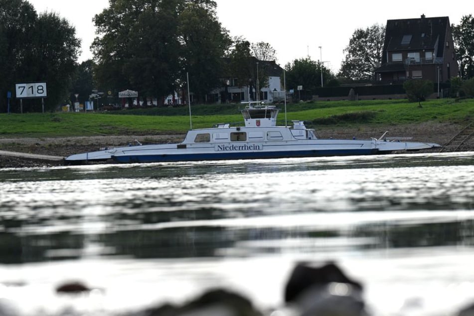Bis die Zonser Fähre, hier an ihrem Ankerplatz vor Düsseldorf, wieder über den Rhein schippern kann, wird es wohl noch einige Zeit dauern.