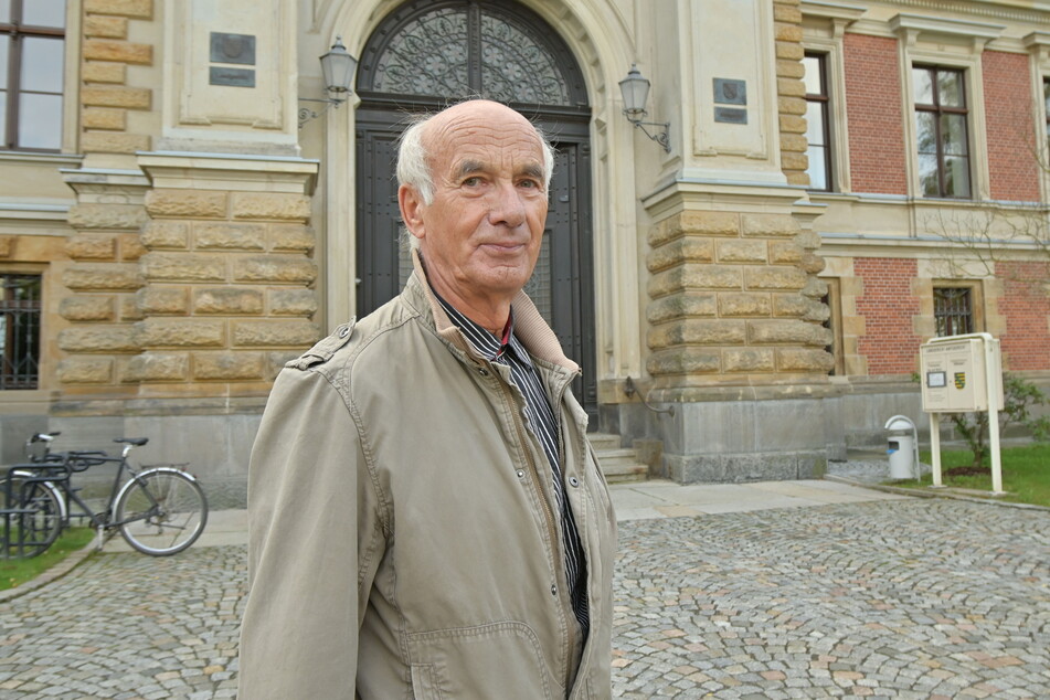 Lothar Zeh (79) verklagte den Tauchturmbetreiber in Plauen. Jetzt bekam der Rentner eine Anzeige wegen eines angeblichen Graffito am Tauchturm.
