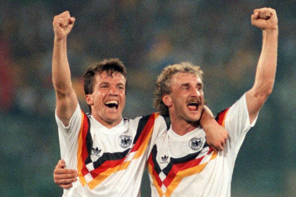 Mit dem Adidas-Logo auf der Brust feierten Lothar Matthäus (heute 63) und Rudi Völler (heute 63) 1990 den WM-Titel. (Archivfoto)