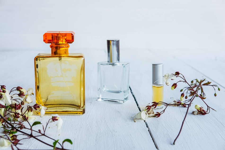 Da frische Parfums nicht so lang halten, bieten sich kleine Taschenzerstäuber für unterwegs an, um den Duft nach einiger Zeit erneut aufzusprühen. So muss man keinen großen Flakon einstecken.