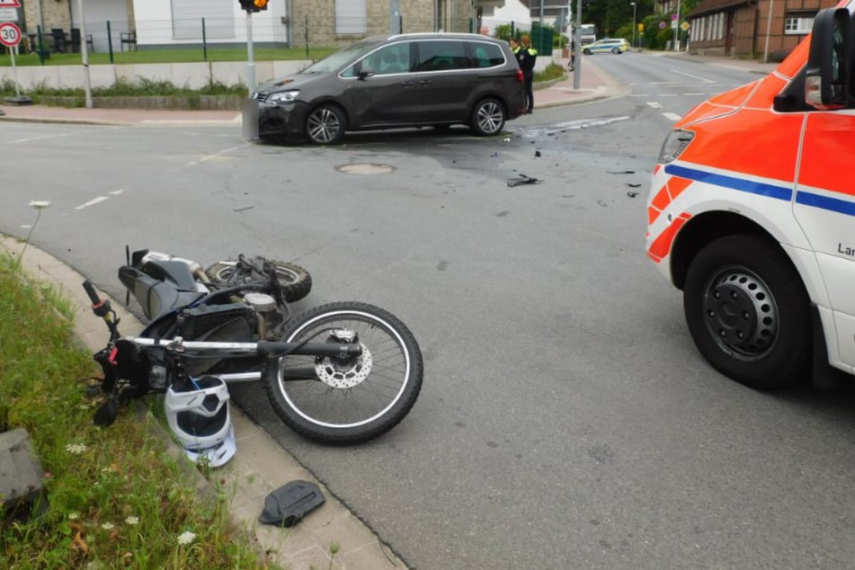 Bei einem Unfall wurde ein 17-jähriger Motorradfahrer lebensbedrohlich verletzt.