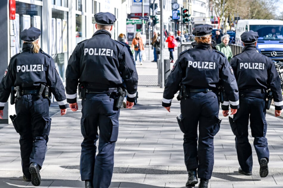 Die Polizei patrouilliert auf der einer beliebten Hamburger Einkaufsstraße.