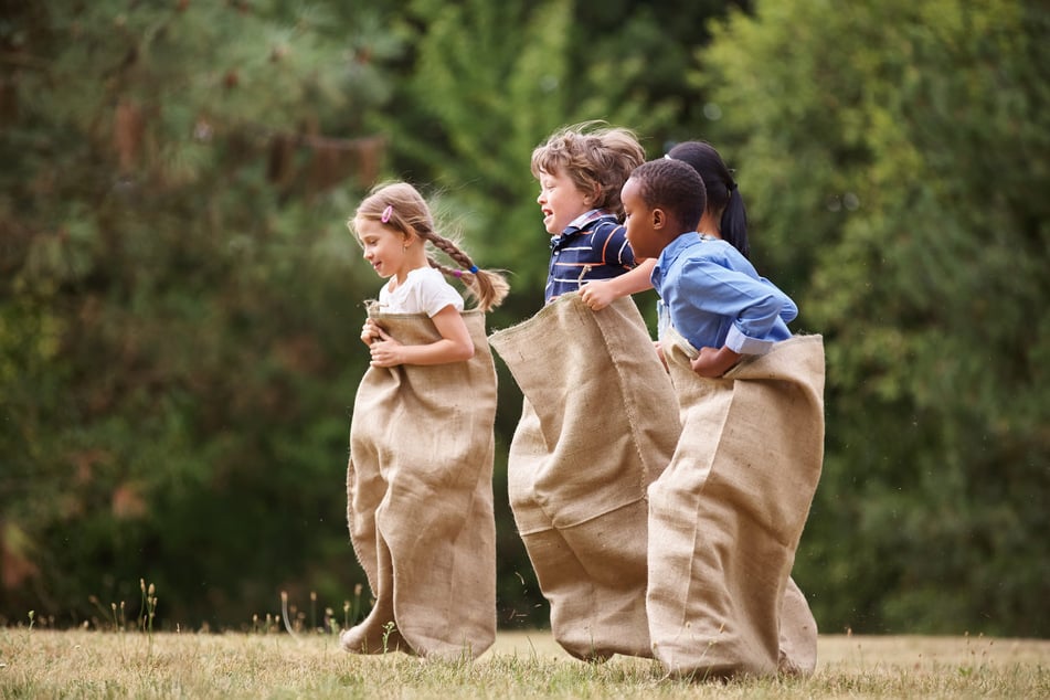 Sackhüpfen, Tauziehen und andere historische Kinderspiele können Familien am Sonntag auf der Festung Königstein ausprobieren. (Symbolfoto)