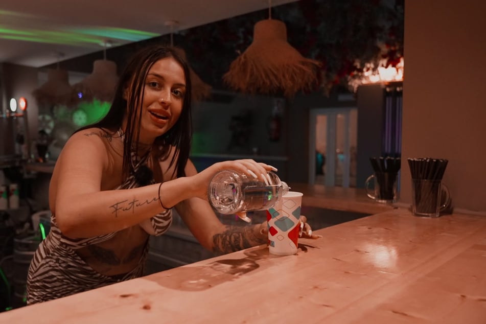 Angelica (20) schafft es, einen Wodka mit Red Bull zu mixen und ist sichtlich stolz.