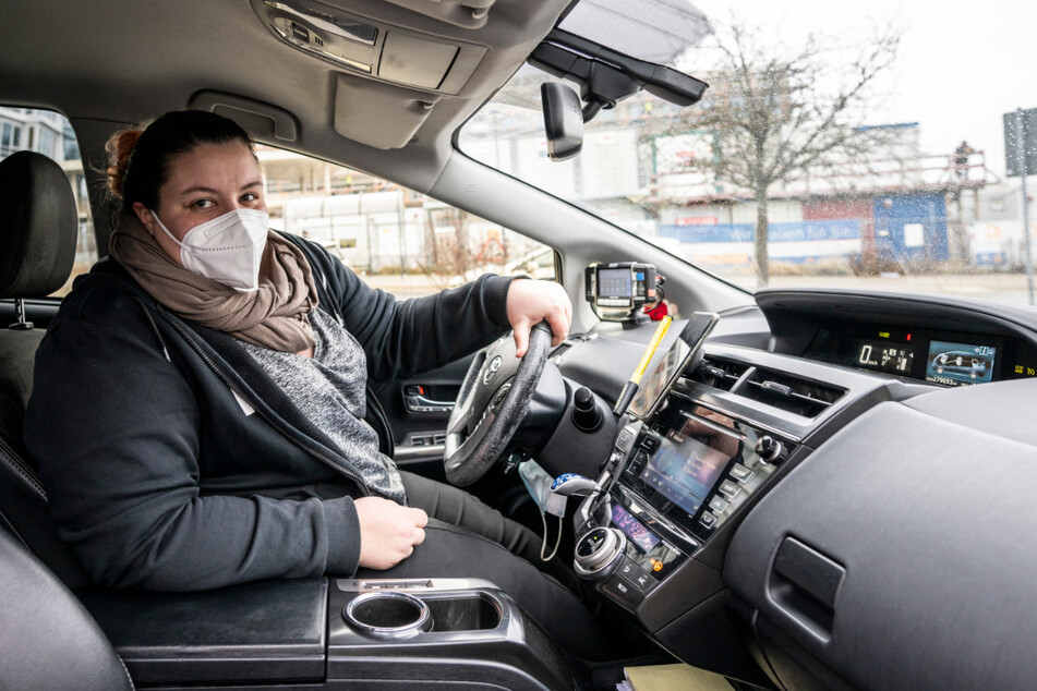 Taxifahrer wie Jessica Bruch (26) sind dieser Tage seltener auf der Straße zu sehen. Ohne Kultur, Reisen und Events fehlen Fahrgäste.