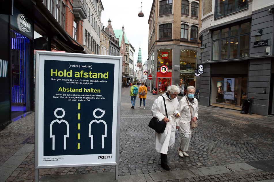 "Abstand halten" steht auf einem Schild in einer Straße in Kopenhagen.