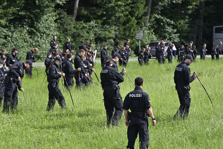 Bereits Ende Juni hatte die Polizei mit zahlreichen Kräften die Umgebung um den Fundort nach Spuren und Beweisstücken abgesucht. (Archiv)
