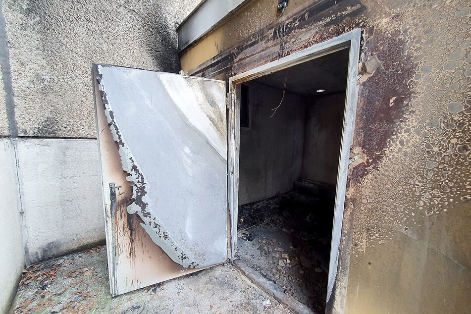 In diesem Containerraum brannte der Behälter. Möglicherweise muss der Anbau abgerissen werden.