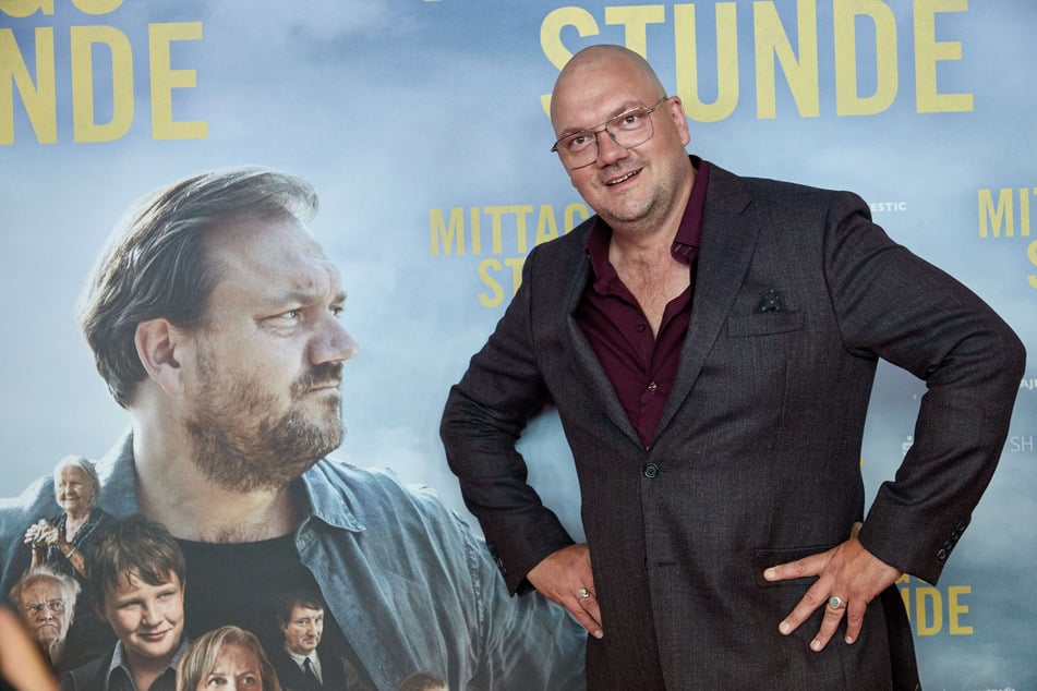 Charly Hübner (49) bei der Premiere seines Films "Mittagsstunde". Am Freitag war der Schauspieler erstmals zu Gast im "Riverboat".