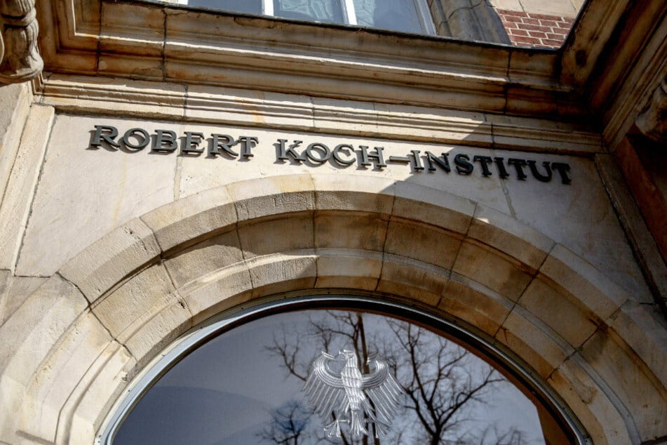 Der Schriftzug Robert Koch-Institut steht über dem Eingang des Gebäudes.