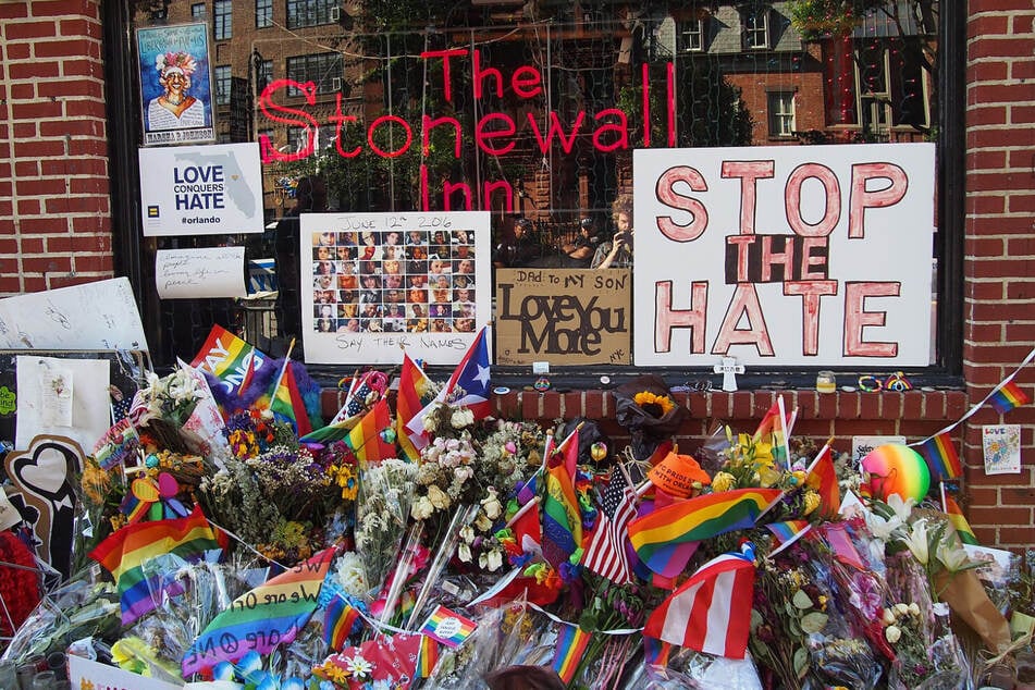 In der New Yorker Schwulenbar "Stonewall Inn" in der Christopher Street führte eine Razzia der Polizei 1969 zu einem der ersten und größten Aufstände der queeren Community.