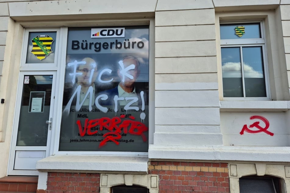 Die Sprayer hinterließen zwei Botschaften am Bürgerbüro.