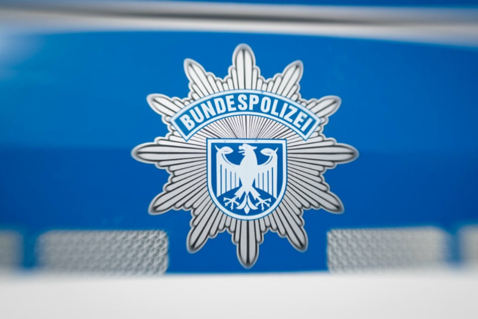 Ein Wappen der Bundespolizei klebt an einem Dienstwagen. (Symbolbild)