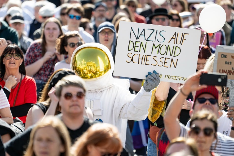 Bundesweit gingen Menschen am Sonntag gegen die AfD auf die Straße.