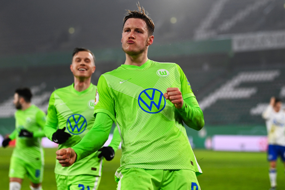 Wout Weghorst (vorne) bejubelt seinen spielentscheidenden Treffer für die Wölfe.