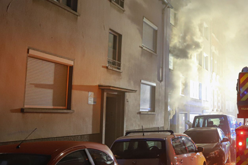Feuerwehr rettet Anwohner per Drehleiter: Brand in Wohnhaus fordert sieben Verletzte