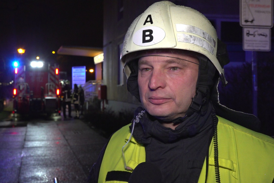 Torsten Kolbe, der Pressesprecher der Branddirektion Leipzig, ist stolz auf die Leistung seines Teams am gesamten Tag – und auch sonst.