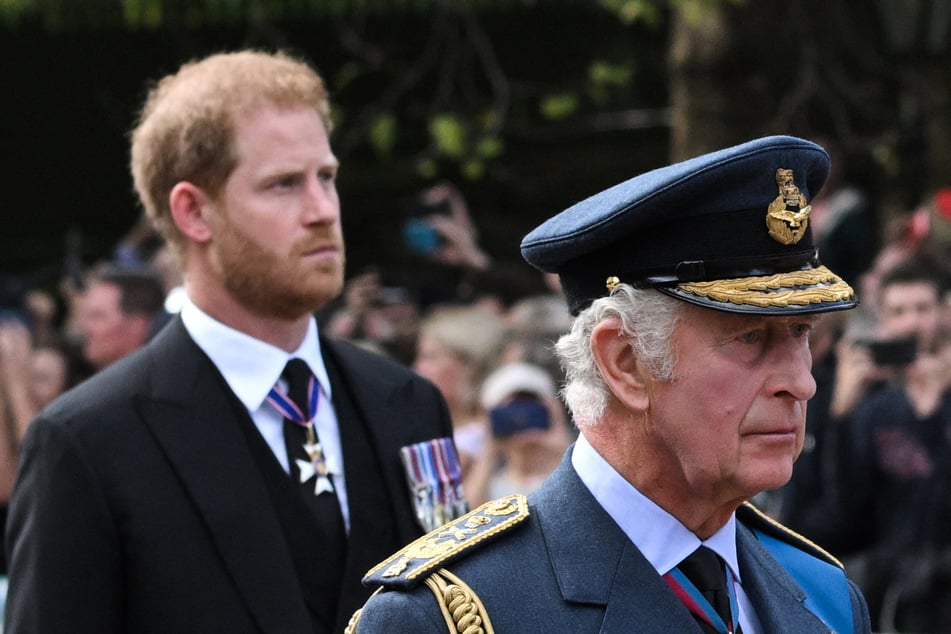 Prinz Harry (42, l.) soll von den Behauptungen über seinen Vater König Charles (77) Bescheid gewusst haben. (Archivfoto)