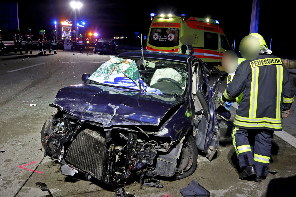 In diesem Wrack starb am Donnerstagmorgen ein Mann (54), nachdem er auf der A4 bei Glauchau mit voller Wucht in zwei verunfallte Autos gekracht war.