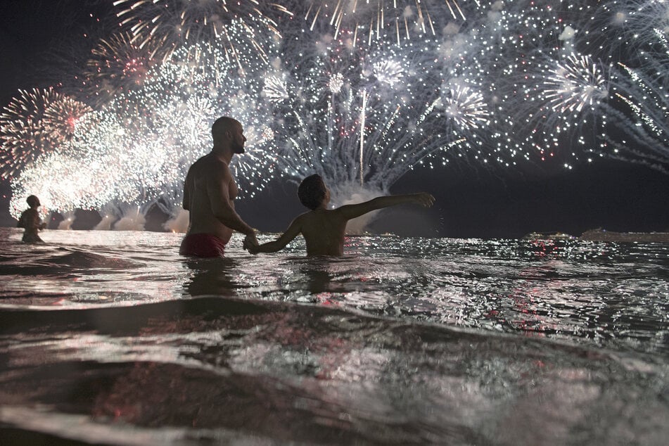 Rio De Janeiro: Menschen beobachten am Strand von Copacabana das Silvester-Feuerwerk zum Jahreswechsel 2018. (Archivbild)