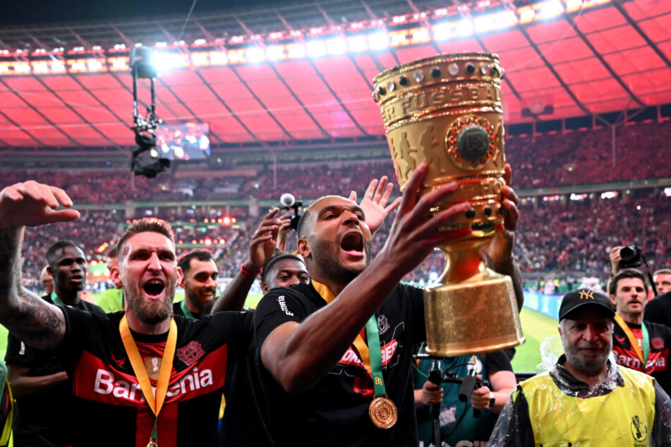 Verlässt Abwehrboss Jonathan Tah (hier mit Pokal) die Werkself etwa doch noch?