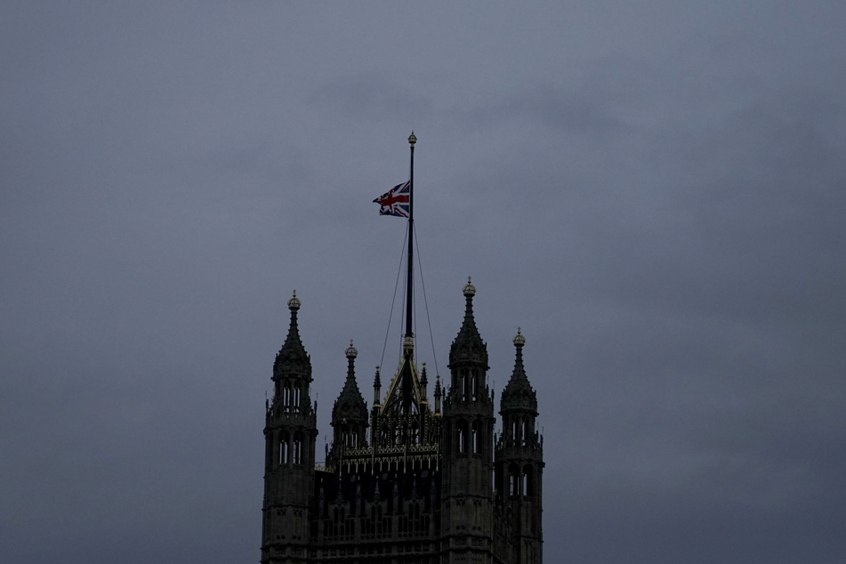 In Großbritannien sind nach dem Tod von Königin Elizabeth II. am Freitag zahlreiche offizielle Trauerbekundungen geplant.
