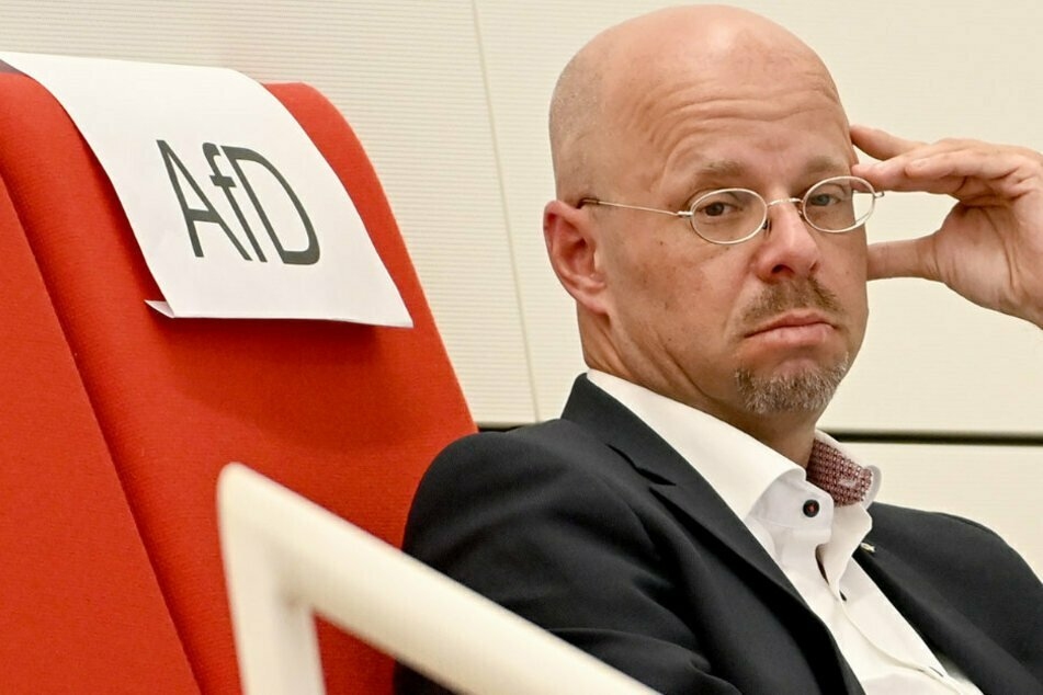 Andreas Kalbitz (48), früherer Fraktionsvorsitzender der Brandenburger Partei Alternative für Deutschland (AfD), verfolgt im September 2020 die 22. Sitzung des Brandenburger Landtages von der Tribüne.