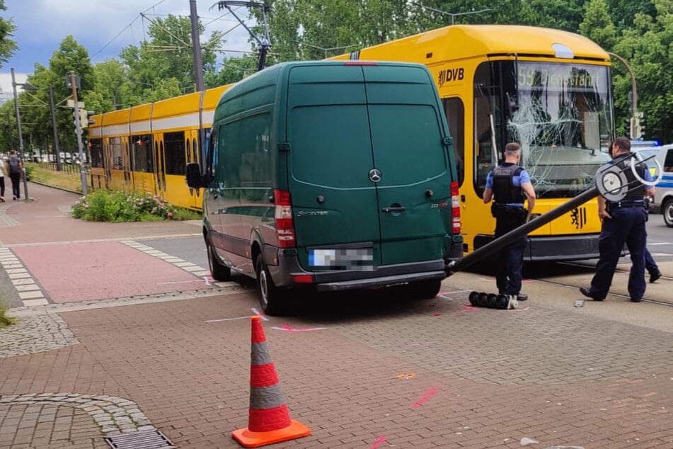 Abbiege-Unfall in Südvorstadt: Transporter kracht mit Bahn zusammen