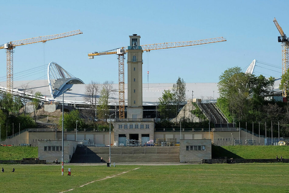 April 2020: Drei Kräne stehen an der Südseite der Red Bull Arena hier. Hier wurde unter anderem ein Dammeinschnitt realisiert.