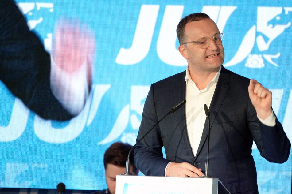 Bundesgesundheitsminister Jens Spahn (41, CDU) schrieb via Twitter: "Jede Impfung zählt!"