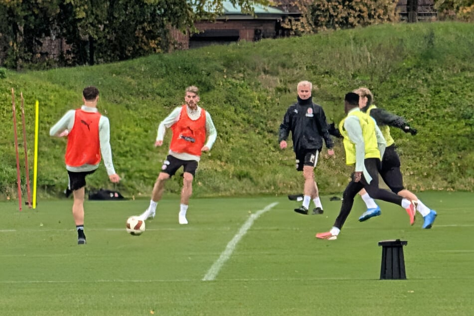 Der FC St. Pauli ist ins Training wieder eingestiegen. Bis auf die Langzeitverletzten fehlte niemand.