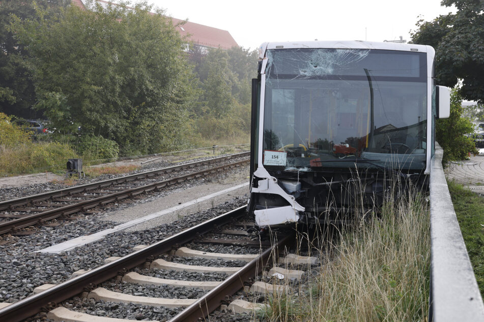 In Zirndorf landete ein Bus nach einem Zusammenstoß mit einem Auto auf den Bahngleisen.