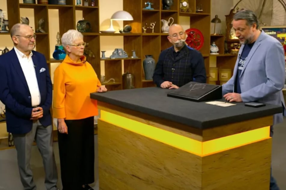 Renate und Richard (l.) wollen bei "Bares für Rares" ein über 30 Jahre altes Schmuck-Set veräußern.