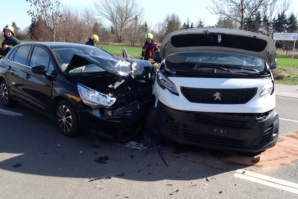 Bilder von vor Ort zeigen, dass beide Autos stark beschädigt wurden.