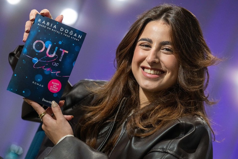 Batul (23) zeigt stolz den Roman "Out of Line", der auf ihrer Lebensgeschichte basiert.