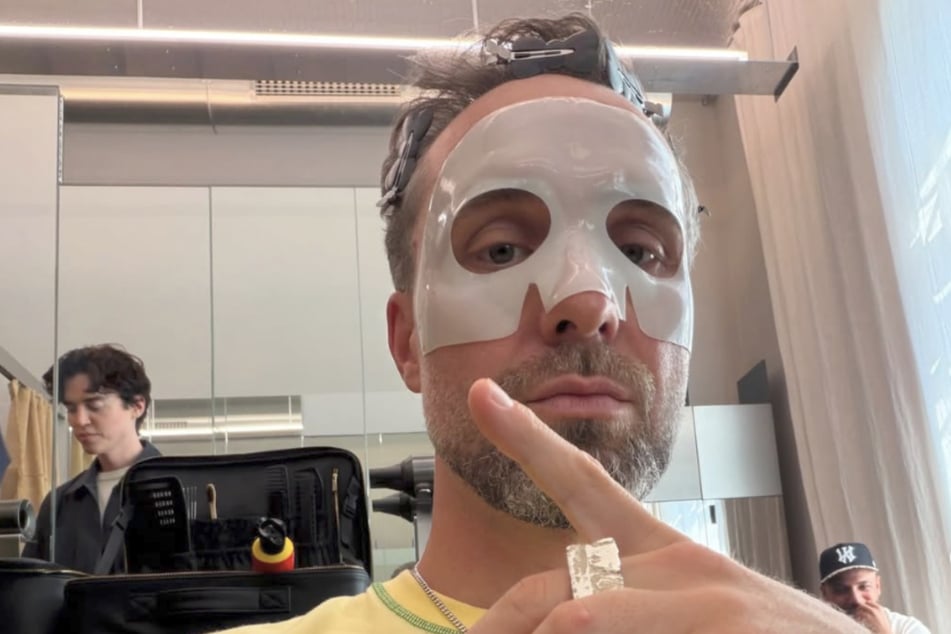 Für den freshen Look setzt der Musiker auch auf eine Augenmaske.