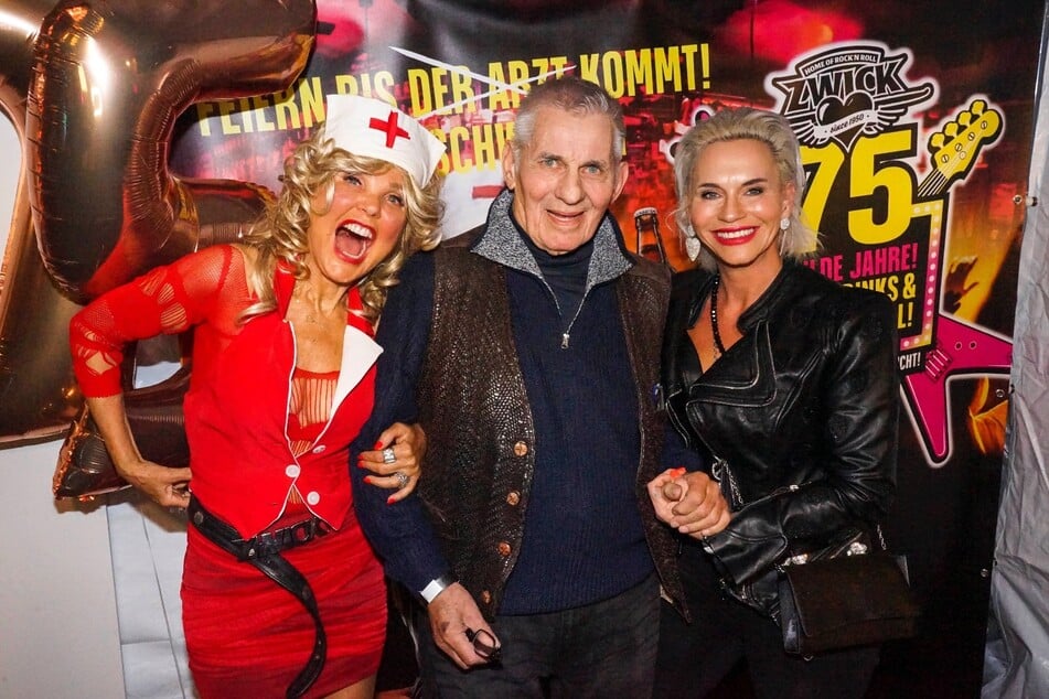 Das "Zwick" in Hamburg feierte sein 75. Jubiläum. Gastgeberin Susi Salm (61, l.) begrüßte ihre Gäste.