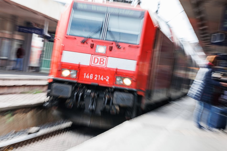 Schock im Regionalzug: 66-Jähriger lässt vor Frau plötzlich seine Hose runter